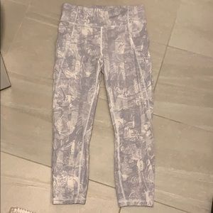 Lululemon capris sz 8 high waisted side pocket